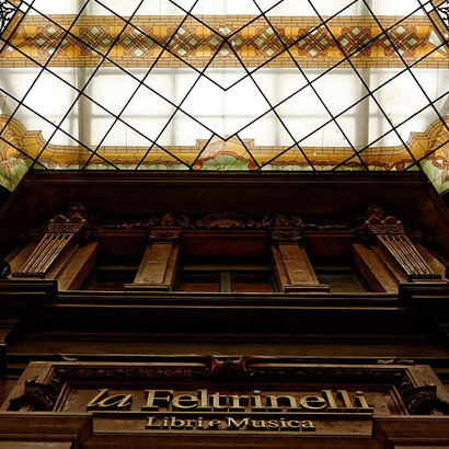 La librería La Feltrinelli en la Galleria Alberto Sordi, Roma, recuerda que los espacios dedicados a los libros también pueden convertirse en puertas de acceso a memorias políticas e historias transatlánticas que alcanzaron a Venezuela