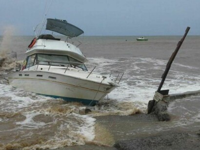 Florida. Un barco golpeado por el fuerte oleaje en plena tormenta tropical