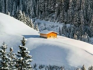 Casa isolada nos alpes suíços. Hoje em dia, deveríamos reflectir mais na falta de tempo para pormos conversas em dia