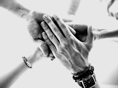 La fiducia favorisce legami solidi e duraturi, in quanto crea un ambiente in cui le persone si sentono rispettate, supportate e sicure nel condividere le proprie vulnerabilità