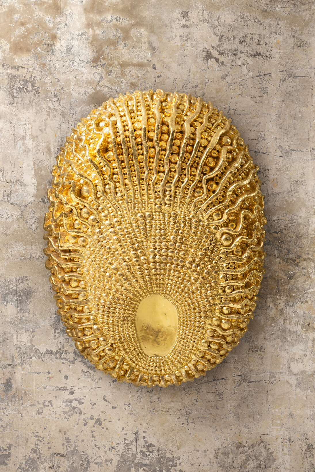 Johan Creten, "New York Glory 4" - 2015, Gold luster on glazed stoneware, aluminium structure
Approx.: 100 x 75 x 16 cm / 39 1/4 x 29 1/2 x 6 1/4 inches © Johan Creten / ADAGP, Paris & ARS, New York 2015, Courtesy Galerie Perrotin