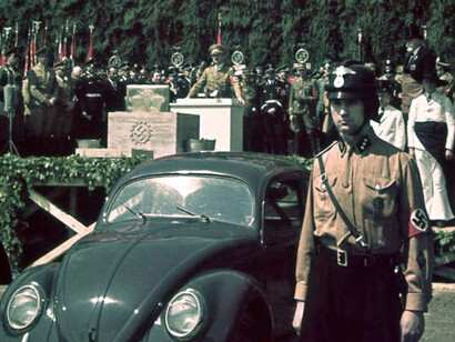 Aprile 1938 - Un prototipo davanti a Hitler a Wolfsburg