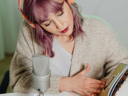 Hoje quero refletir — e talvez até desabafar — sobre o quão desafiador tem sido permanecer escritor em um mundo que quase não lê. Um mundo onde o conteúdo precisa ser rápido, quentinho, mastigado, entregue sob demanda… e, de preferência, com trilha sonora




