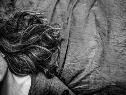 En un mundo hiperconectado, la soledad resuena como un recordatorio de que la humanidad necesita recuperar el encuentro real para evitar desmoronarse por dentro