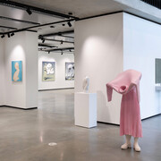 Verschiedene künstler:innen, Grotesk, ausstellungsansicht. Mit freundlicher genehmigung der König Galerie