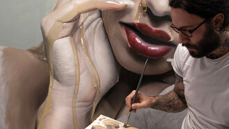El pintor Mike Dargas trabajando en su «Serie líquida»