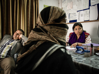Jaipur, Rajasthan. Lalita, 27 anni, al Women's Counselling Center Gandhi Nagar, durante una sessione con la terapeuta Tanuja e il poliziotto Rameshi, foto Ivan Sarfatti