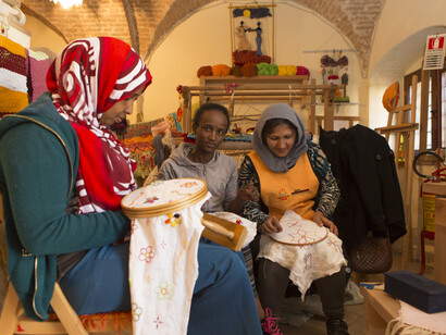 Il laboratorio di cucito dove lavorano Selma dalla Somalia, Fthacuit dall’Eritrea e Zahra dall’Afghanistan  © ph. Michele Cirillo 