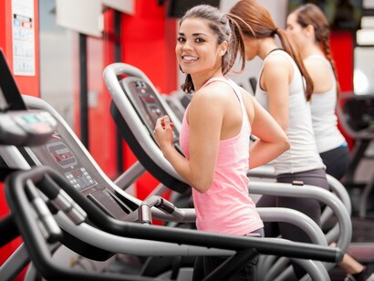 Una chica corre sobre una cinta