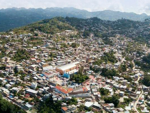 Encontrarme en Huautla de Jiménez y pasear por sus calles parcheadas, llenas de escombros amontonados en las esquinas, me dio una sensación extraña