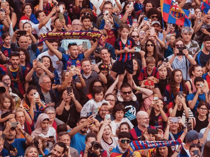 Une partie d'une photographie montrant des foules de supporters du FC Barcelone à la Plaça Sant Jaume, 26 mai 2024