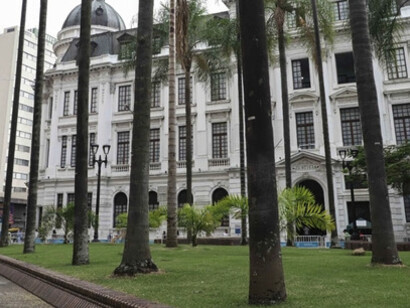 Su cara reflejaba felicidad; apagándose, no paraba de mirar el retrovisor: dos faros de un coche grande pegados tras el nuestro todo el tiempo... Plaza Cayzedo y Ayuntamiento, Cali, Valle del Cauca, Colombia