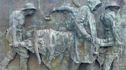 Vincenzo Vela, Le Vittime del Lavoro, bronzo, 323 x 236 cm, profondità 60 cm., Roma, ph Roberto Luciani
