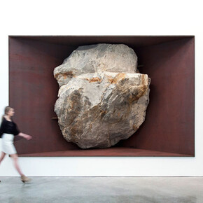 Michael Heizer, Fragment A, 2016, Granitic rock and weathering steel, Overall (with superstructure): 140 × 186 × 91 1/2 inches (355.6 × 472.4 × 232.4 cm), Photo by Benjamin Lee Ritchie Handler. Courtesy of Gagosian