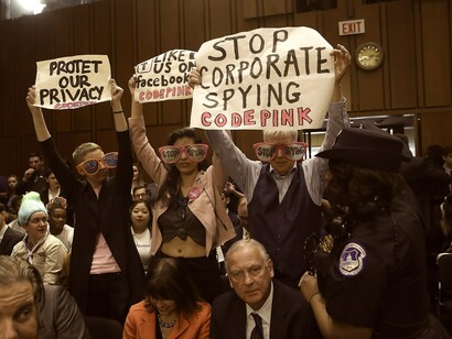 Activistas protestan por la falta de privacidad en redes durante la sesión