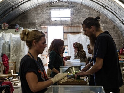 Voluntarios trabajando con los refugiados