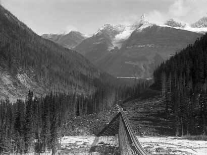 Loop showing four tracks on the Canadian Pacific Railway, B.C., 1889 Reversed glass plate negative ©McCord Museum
