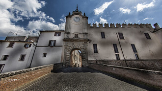 Capranica, portale d’ingresso al borgo, foto  Omar Kheiraoui