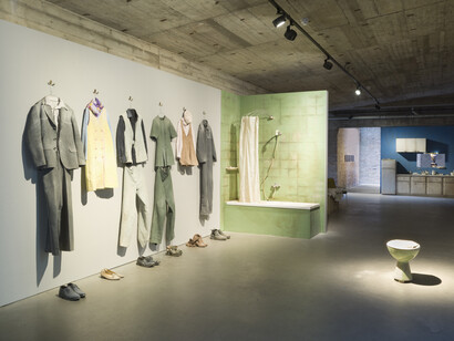 Ersan Mondtag, Asbest, exhibition view. Courtesy of König Galerie