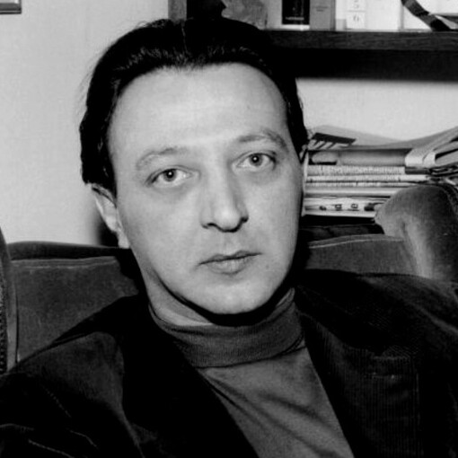 Giovanni Arpino ha saputo raccontare l'Italia con uno stile unico, mescolando realismo e disincanto, dando vita a personaggi indimenticabili e storie intrise di umanità