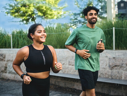 Casal faz exercício juntos