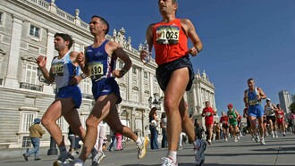 Corredores ante el Palacio Real de Madrid
