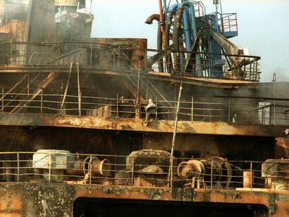 Il Moby Prince durante l'incendio