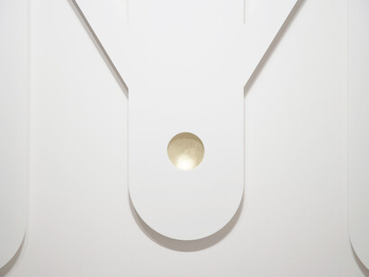 L. Bomben, Pala 5 / Serie dei Bianchi / IL RE, 2013, corian, oro 24k e Mdf, cm 150 x 134 x 3. Particolare. Courtesy l'artista