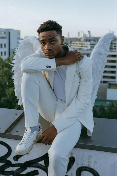 A dicotomia entre Ahura Mazda e Angra Mainyu no zoroastrismo apresenta uma luta entre o bem e o mal, inspirando a figura de satanás nas teologias judaico-cristãs