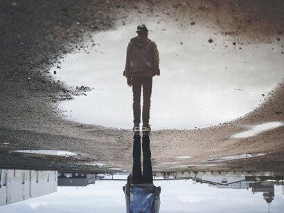 Riflesso in una pozzanghera. Provo un’emozione che sembra quasi risvegliarmi da un sogno, ma non mi basta: vorrei rivivere la pienezza di questi ricordi