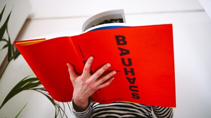 Estudiante leyendo sobre Bauhaus, fotografía de Polina Zimmerman