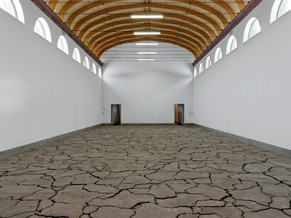 Dominique Ghesquière, Terre de profondeur, 2013, Terre cuite 200 m², Centre national des arts plastiques, FNAC 2014-0371 © droits réservés / CNAP