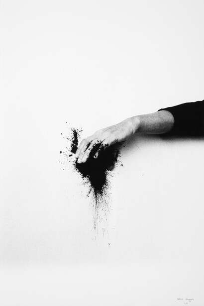 Helena Almeida, Saída negra [Black Exit], 1995
Photographie noir et blanc (5 éléments), 71 × 48 cm (chaque) Coll. Norlinda and José Lima, long-term loan to Núcleo de Arte da Oliva Creative Factory, S. João da Madeira Photo Aníbal Lemos, courtesy Núcleo de Arte da Oliva Creative Factory, S. João da Madeira