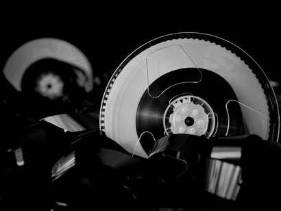Bobina com filme. A ideia era dar espaço à narração da própria história. Ou seja, nos curtas, não se fala de lugares exóticos, vistos com afastamento. Ao contrário, são as pessoas que vivem no interior do país que apresentam, por meio da elaboração artística, os espaços e a vida que se desenvolve longe dos grandes centros