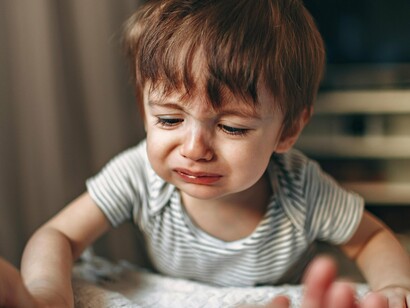Reformule a forma de se expressar com a criança. Seja coerente entre o falar e o agir. Dê exemplos sobre a mensagem que quer passar, e evite adjetivos ou expressões como: bom menino (a), inteligente, lerdo, desleixado, você não serve para isso, puxou o lado ruim da família etc

