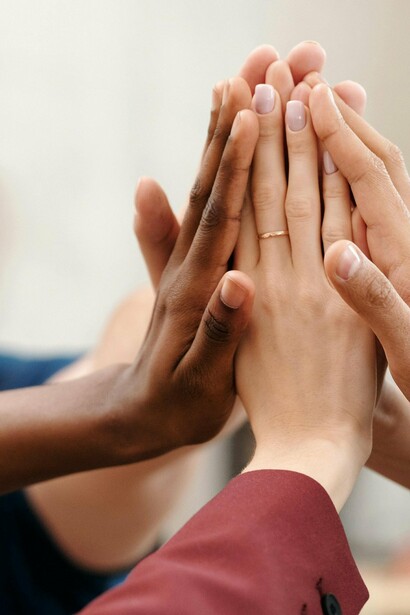 Ainda que o discurso da modernidade insista no individualismo, não há responsabilidade com a própria jornada sem reconhecer a dimensão coletiva. O conceito de Ubuntu sintetiza isso: “eu sou porque nós somos”