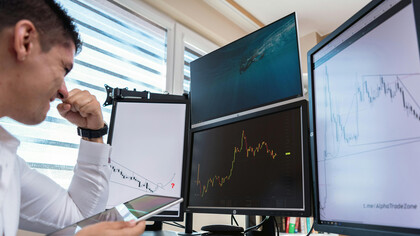 Os gráficos financeiros, como o candlestick, contam a história do mercado em cada negociação. Eles revelam as batalhas entre compradores e vendedores, movidos por motivos racionais e irracionais, esperança e desespero