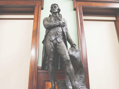 Con la stessa logica della statua di Thomas Jefferson per cui non si può celebrare uno schiavista si dovrebbe pretendere l’abbattimento della piramide di Cheope