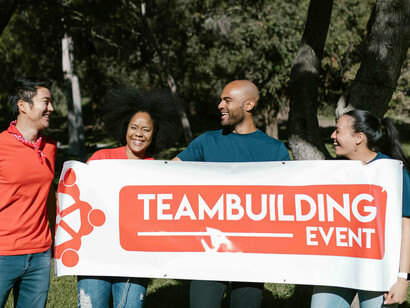 Exploration des traits et qualités d'un bon leader, avec une remise en question de l'idée que le charisme est le seul élément important