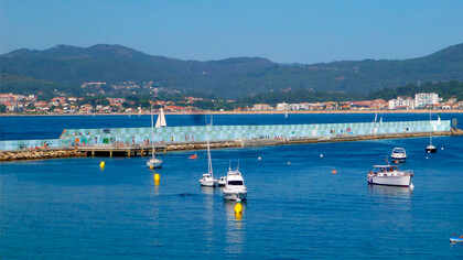 Baiona, Espanha. Praia da ribeira, com muitos barcos espalhados, bandeiras de todos os países, incluindo Portugal e Brasil, já estava em casa