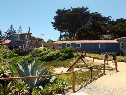 Isla Negra vista desde el mar, un ancla y mascarón de proa
