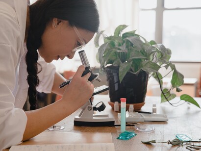 Articolo scientifico. Dopo aver portato a termine l’università e (quasi) un dottorato, voglio ancora fare la ricercatrice, ma la mia idea del lavoro di ricerca oggi è indissolubilmente legata a un oggetto molto concreto, in grado di decidere le sorti di ogni ricercatore: l’articolo scientifico