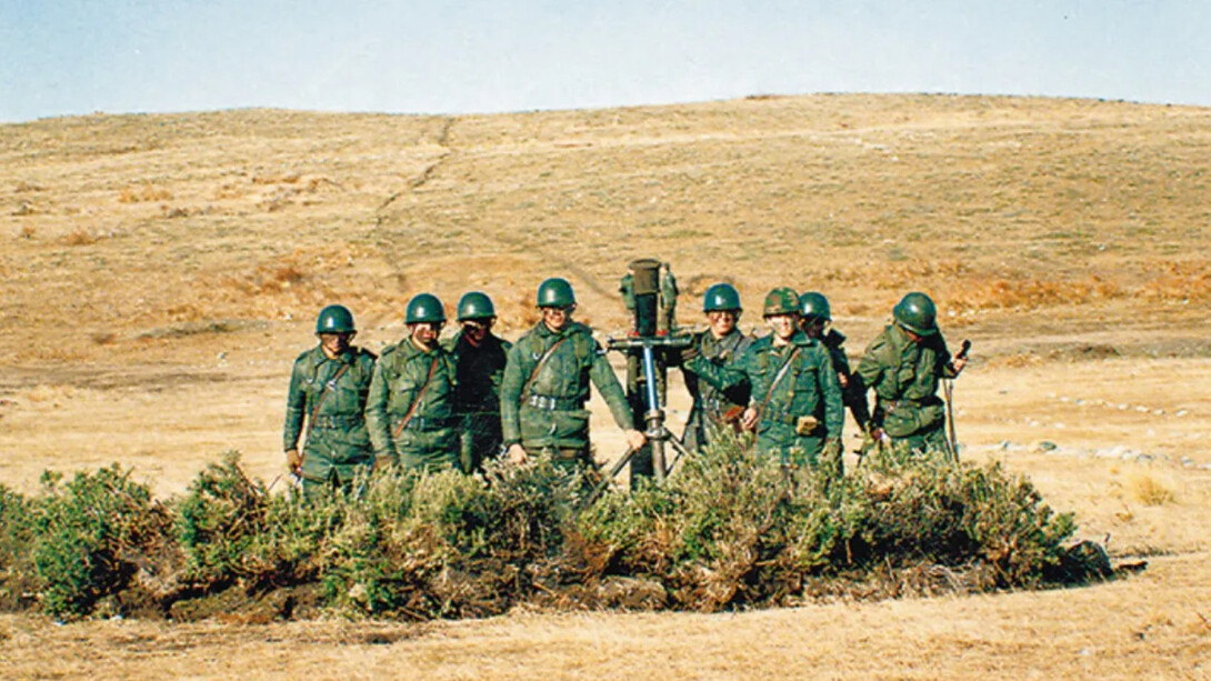 Soldados chilenos en las trincheras por conflictos contra Argentina por la soberanía de islas y espacios marítimos adyacentes al sur del Canal Beagle, 1978