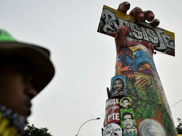 Os rostos e inscrições que cobrem o monumento preservam na paisagem de Cali a memória das vítimas das jornadas de protesto. A obra nasceu justamente de uma disputa pelo direito de lembrar e de ocupar o espaço público com uma narrativa construída pela própria comunidade. Cada representação aproxima a grande escultura das histórias individuais que permanecem associadas ao estallido social de 2021, transformando o concreto em uma superfície de memória coletiva
