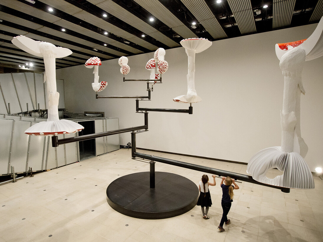 Carsten Höller, Flying Mushrooms, 2015 © Carsten Höller. Installation View Carsten Höller l Decision, Hayward Gallery, London 2015. Courtesy of the artist. Photo © Linda Nylind