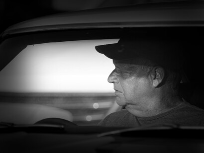 Señor mirando fuera de la ventana de su auto