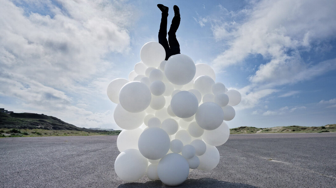 Charles Petillon, Marcher sur la tête (large), 2024. Courtesy of Danysz Gallery