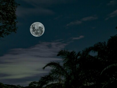 La Luna invece nel suo antagonismo richiama le seguenti nozioni: Argento, luce riflessa, immaginazione, credere, assimilare e comprendere, sentire, ricevere, obbedire, conservare e mantenere, concepire, gestazione