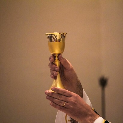 El sacerdote celebró una misa en el campamento mientras una pareja cercana tenía un encuentro íntimo y eufórico