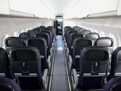 Interior de la cabina de pasajeros de un avión